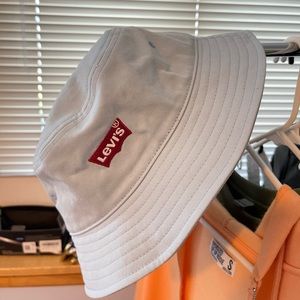 Levi’s bucket hat